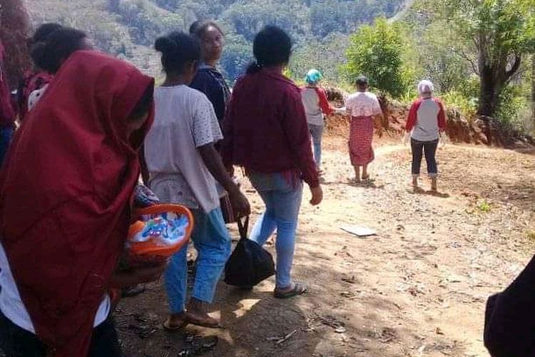 Foto : Seorang ibu hamil berjalan kaki dari Dusun Wolowajo menuju di ibu kota Kecamatan Paga, Kabupaten Sikka, NTT, beberapa waktu lalu.