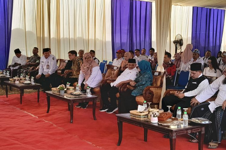 Tergugat pemberi nama GOR Bung Karna yakni Bupati Situbondo, Karna Suswandi, ketika menghadiri acara groundbreaking alias peletakan batu pertama hotel bintang empat di Desa Sumberkolak, Kecamatan Panarukan, Kabupaten Situbondo, Jawa Timur pada Rabu (10/7/2024).
