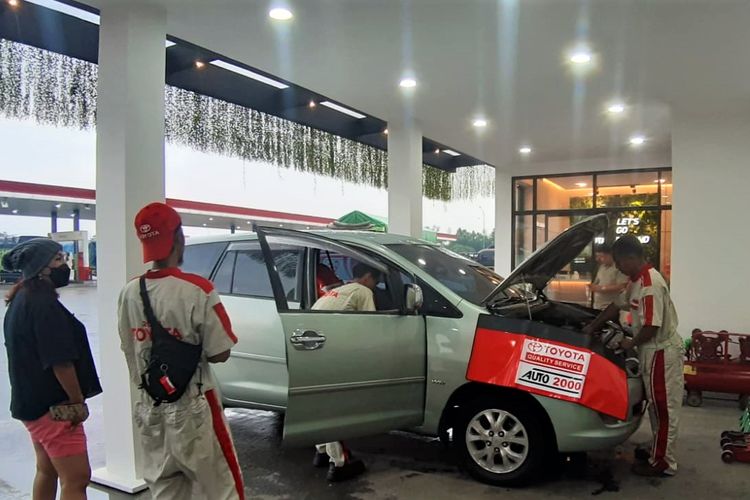 Mekanik Auto2000 sedang melayani AutoFamily di Posko Siaga Cikampek Rest Area Km 57