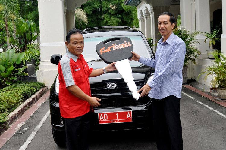 Sukiat, inisiator Esemka bersama Presiden Joko Widodo (Jokowi) saat masih menjabat Wali Kota Surakarta.