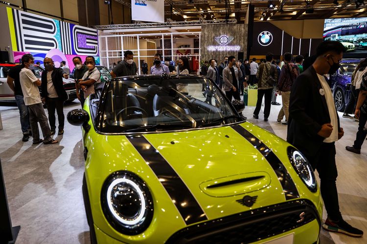 Suasana saat pameran mobil BMW dan MINI di ajang Gaikindo Indonesia International Auto Show (GIIAS) 2021 di ICE, BSD, Tangerang Selatan, Kamis (11/11/2021). Dalam pameran tersebut, kedua merek bakal menampilan kurang lebih 27 kendaraan display dan booth BMW Group bakal menyediakan customer lounge, BMW M Performance Corner, BMW dan MINI Lifestyle Collection, sampai area test drive khusus untuk kendaraan terbaru dari BMW dan MINI.