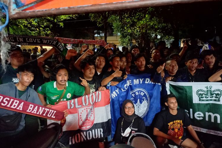 Suporter dari berbagai kelompok berkumpul di Mandala Krida doakan korban tragedi Kanjuruhan, Malang, Selasa (4/10/2022)