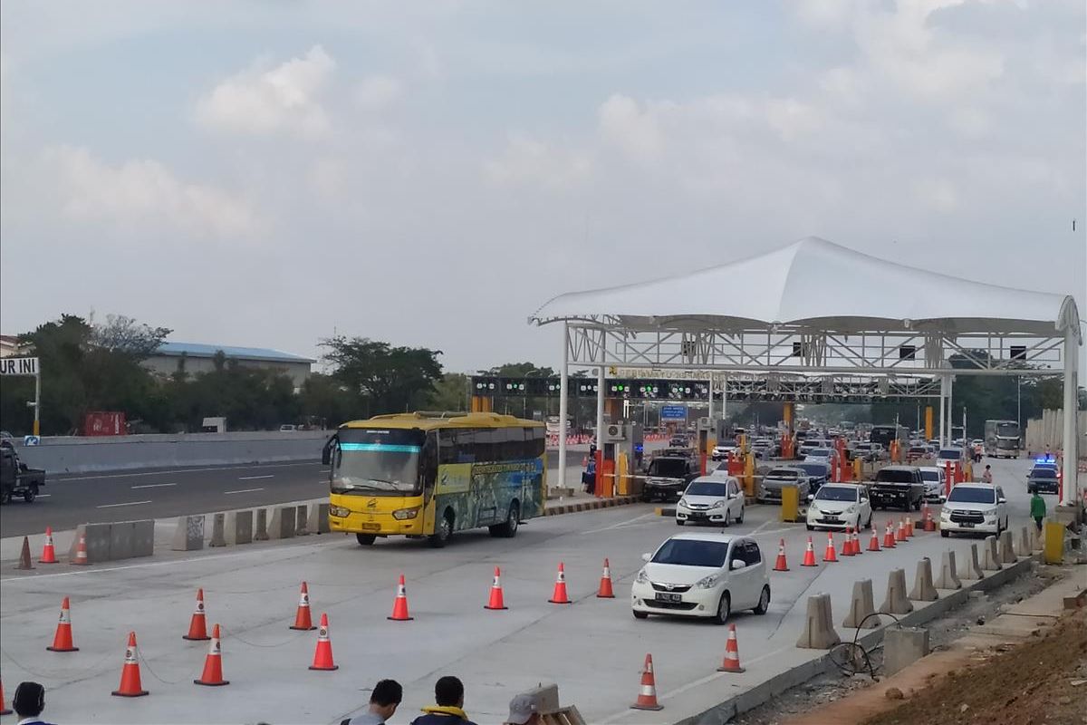 Kendaraan yang melintasi ramai lancar di Tol Jakarta-Cikampek, Kabupaten Karawang, Provinsi Jawa Barat, Jumat (7/6/2019).