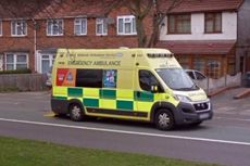 Lewat Jalur Khusus Bus, Ambulans di Inggris Didenda Rp 17 Juta Per Hari