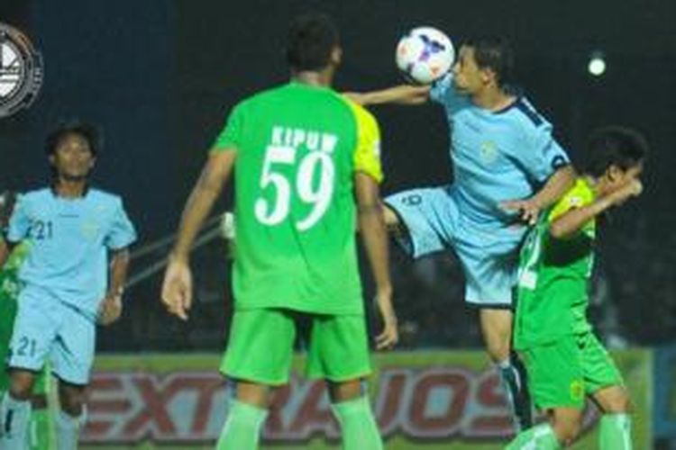 Laga antara Persela Lamongan dan Persebaya Surabaya pada lanjutan Indonesia Super League di Stadion Surajaya, Senin (10/2/2014). Persela menang 3-0 pada laga tersebut. 