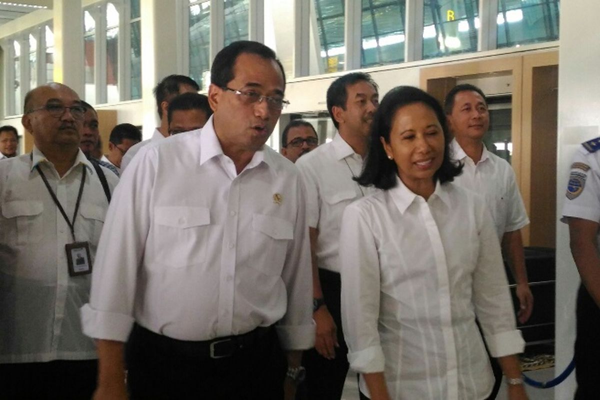 Menteri Perhubungan Budi Karya Sumadi dan Menteri BUMN Rini Soemarno saat akan meresmikan skytrain Bandara Soekarno Hatta, Minggu (17/9/2017).