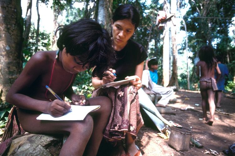 Saur Marlina Butet Manurung, kelak mendirikan Sokola Institute, mengajari baca-tulis anak-anak Suku Anak Dalam di Jambi.