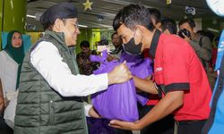 Gus Muhaimin bersama DPP Perempuan Bangsa Bagikan Sembako untuk Ratusan Porter di Stasiun Gambir