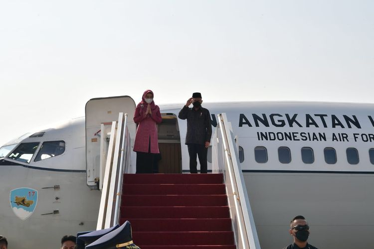 Wakil Presiden Ma'ruf Amin bersama Ibu Wury Ma'ruf Amin bersiap memasuki pesawat untukmelakukan kunjungan kerja ke Pulau Lombok, Nusa Tenggara Barat (NTB), Kamis (30/6/2022) hingga Jumat (1/7/2022) besok.   