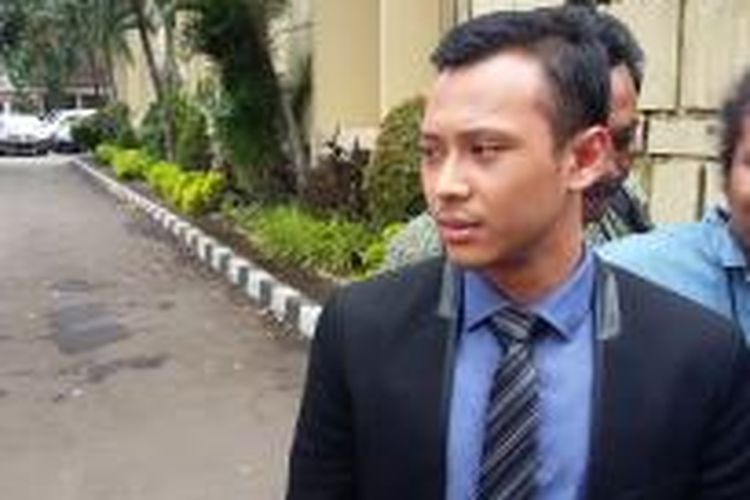 Kuasa hukum Feriyani, Haris Septiansyah, saat mendatangi Gedung Bareskrim Polri, Jakarta Selatan, Senin (2/2/2015).