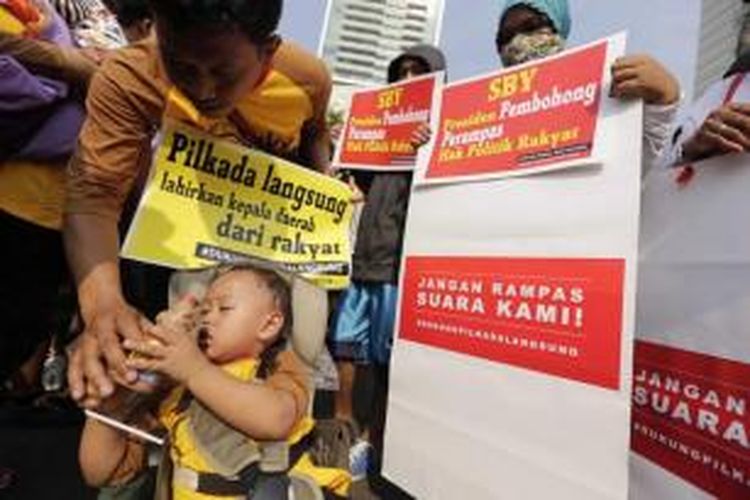 Kontras dan Koalisi Kawal RUU Pilkada berdemonstrasi di Bundaran Hotel Indonesia, Jakarta, Minggu (28/9/2014). Demonstrasi ini merupakan respons atas disahkannya RUU Pilkada menjadi Undang-undang oleh DPR-RI pada sidang paripurna 25 September 2014.