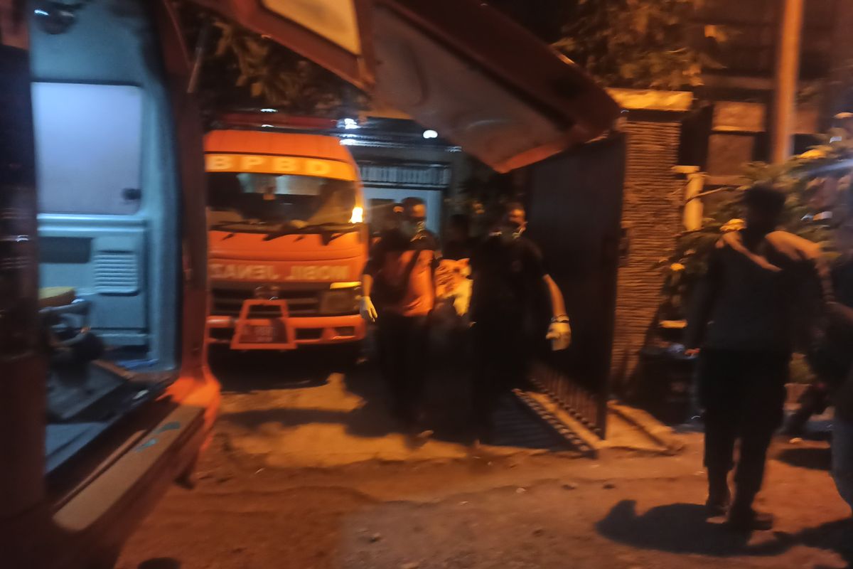 Petugas BPBD Bali bersama aparat kepolisian saat mengevakuasi jenazah pasangan lanjut usia yang ditemukan tewas di dalam rumahnya, Jalan Gurita IV, Kelurahan Sesetan, Kecamatan Denpasar Selatan, Kota Denpasar, Bali, pada Kamis (8/8/2024). Kompas.com/ Yohanes Valdi Seriang Ginta