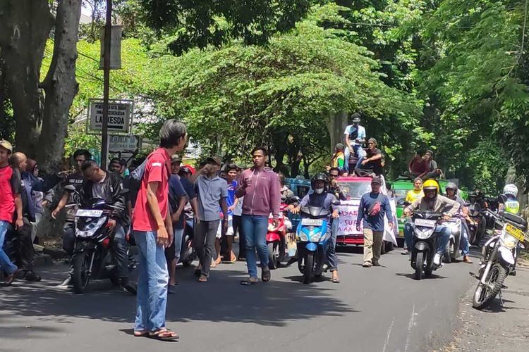 Ratusan sopir angkutan perkotaan (angkot) di Kota Bogor, Jawa Barat, melakukan aksi mogok massal, Senin (17/4/2023). Mereka menuntut agar Pemkot Bogor segera memberlakukan tarif terhadap layanan Biskita Transpakuan.