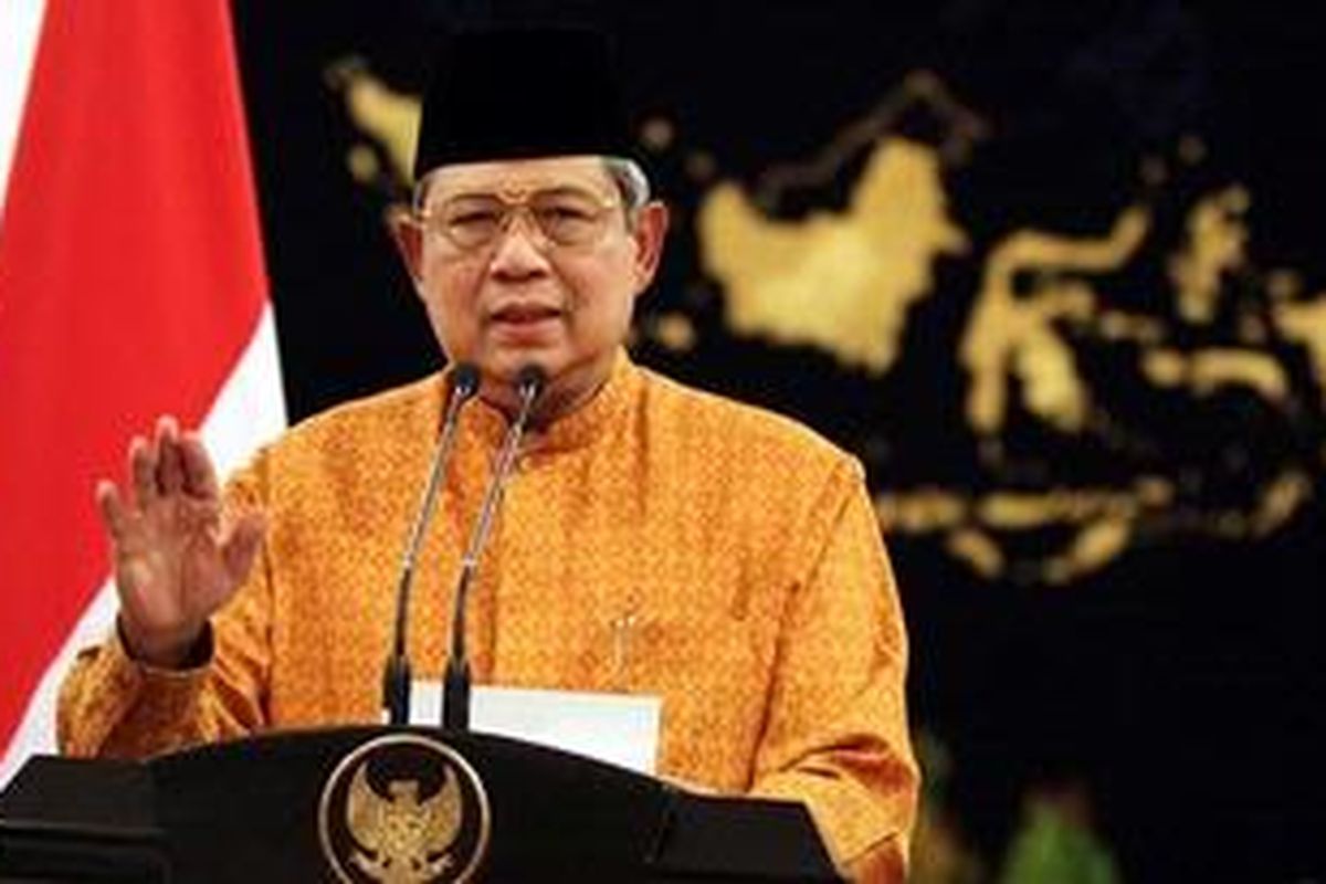 Presiden Susilo Bambang Yudhoyono, di Istana Negara, Rabu (15/8/2011), memberikan keterangan pers terkait pertemuan 9 Oktober 2008. Presiden menegaskan bahwa pertemuan pada tanggal tersebut sama sekali tidak membahas soal bailout Bank Century, melainkan konsultasi dengan auditor dan penegak hukum mengenai antisipasi kemungkinan datangnya krisis ekonomi.