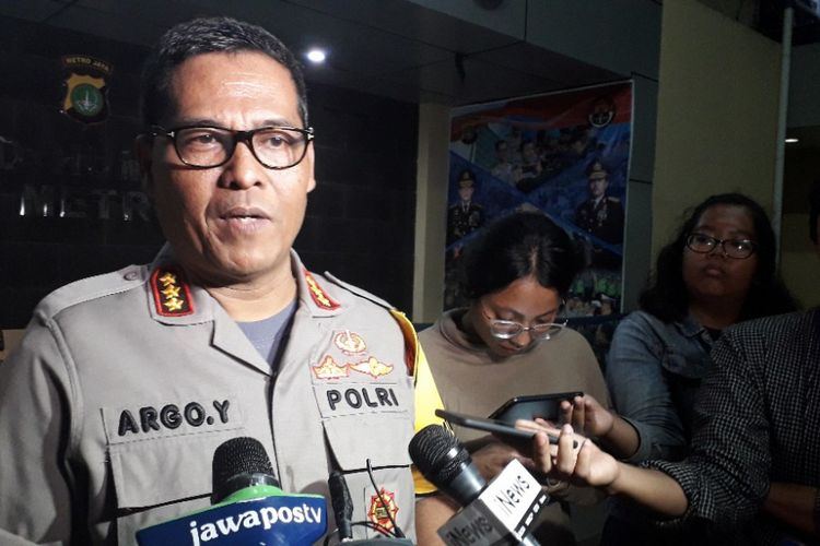Ketua Tim Media Satgas Antimafia Bola Kombes Argo Yuwono memberikan keterangan kepada awak media di Mapolda Metro Jaya, Jumat (28/12/2018).