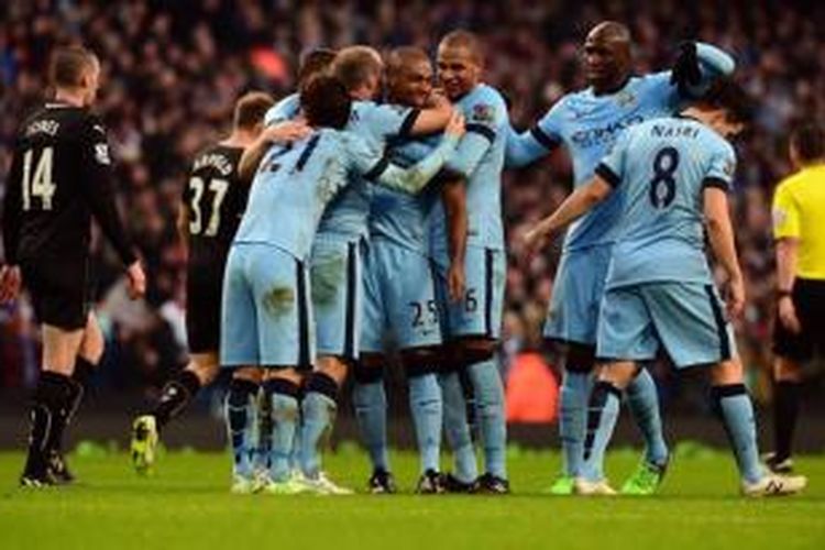 Para pemain Manchester City merayakan gol ke gawang Burnley pada laga Premier League di Etihad, Manchester, Minggu (28/12/2014).