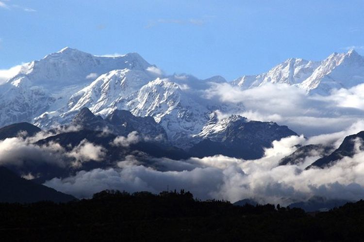 Pemandangan pegunungan Kanchenjunga di negara bagian Sikkim, India, yang diambil dari Kaluk Bazaar. Pemerintah daerah Sikkim telah mengesahkan undang-undang yang memperbolehkan warganya mengadopsi pohon di hutan Sikkim sebagai anak atau saudara.