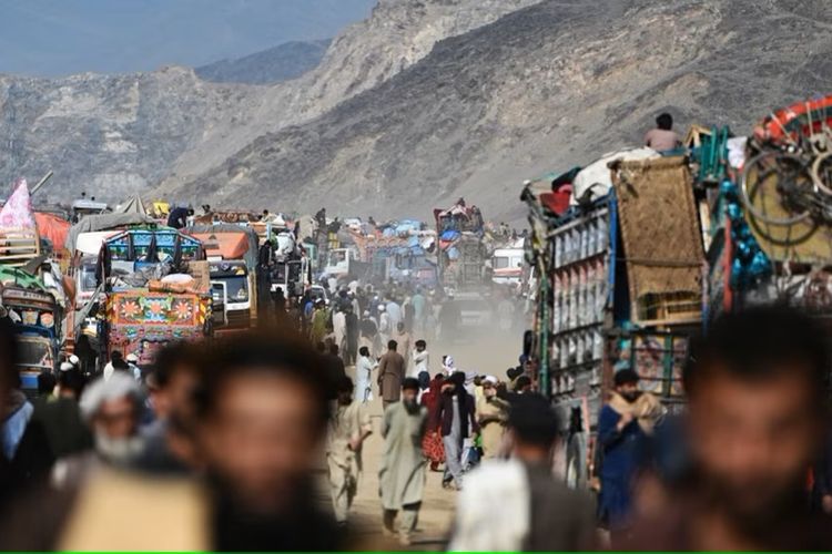 Para pengungsi Afghanistan sedang mendirikan perkemahan setibanya dari Pakistan, tak jauh dari perbatasan Tokham Afghanistan-Pakistan di Provinsi Nangarhar, 2 November 2023.