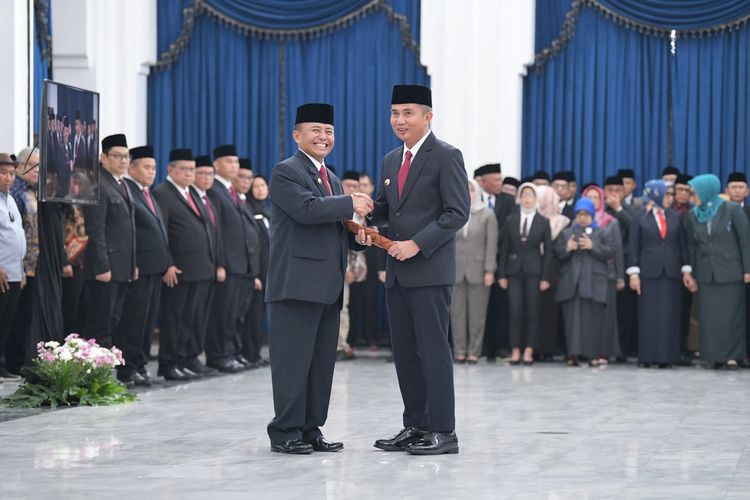 Pj Gubernur Jabar Bey Machmudin melantik Herman Suryatman sebagai Sekda Jabar di Gedung Sate, Kota Bandung, Jawa Barat, Senin (1/4/2024).
