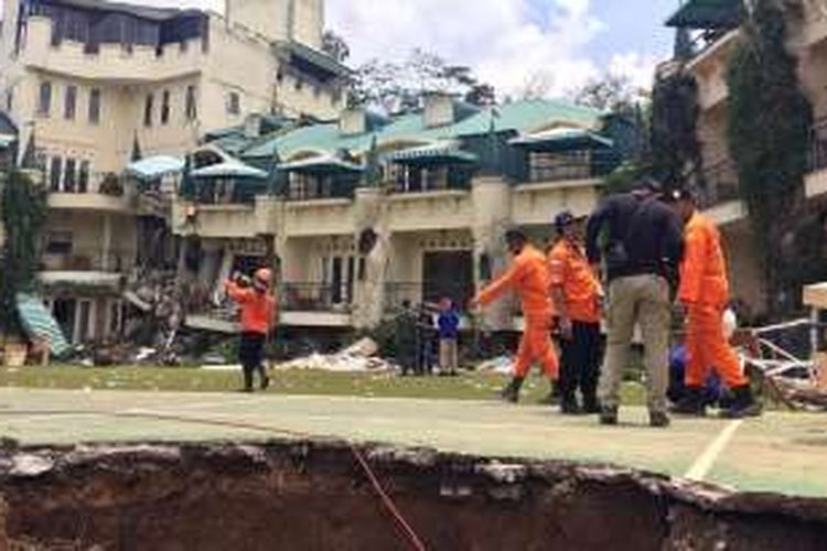 Jenazah korban longsor di Club Bali Hotel di kawasan vila Kota Bunga, Cianjur, Jawa Barat berhasil ditemukan, Kamis (10/3/2016) pukul 12.06. Total ada 11 korban dalam peristiwa ini, 3 orang di antaranya meninggal dunia.