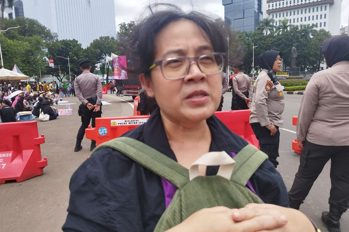 Ibu satu anak, Mike Verawati (45), saat diwawancarai dalam aksi Perempuan Indonesia Geruduk Istana di Silang Monas Barat Daya, Gambir, Jakarta Pusat, Jumat (8/3/2024).