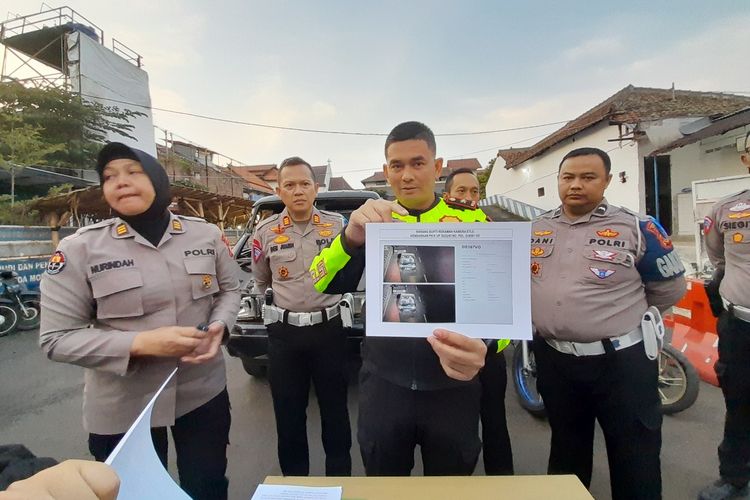 Kasatlantas Polrestabes bandung Kompol Eko Iskandar tengah memperlihatkan foto tangkapan layar rekaman eTLe yang memperlihatkan sopir pikap kabur usai menabeak pemotor di bandung