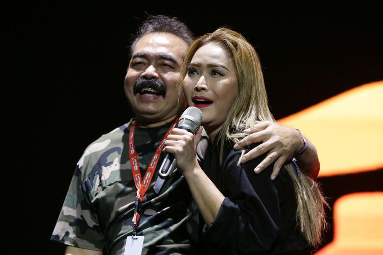 Penyanyi Inul Daratista dan Adam Suseno menghibur penonton pada hari pertama Pestapora  di JI Expo Kemayoran, Jakarta, Jumat (23/9/2022).