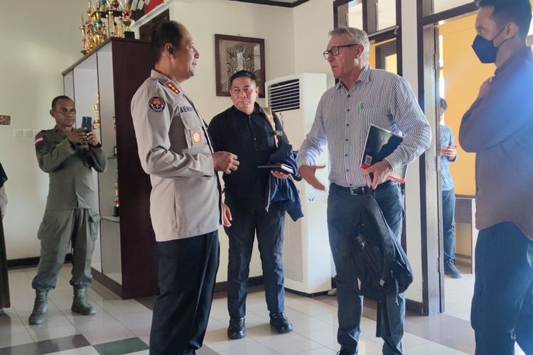 Atase Kepolisian Selandia Baru ketika tiba di Mako Batalyon B Brimob Polda Papua, untuk mendengar penjelasan proses penyelamatan Kapten Philip Mark Merthens yang sedang dibawa oleh KKB, Mimika, Papua Tengah, Rabu (15/2/2023)