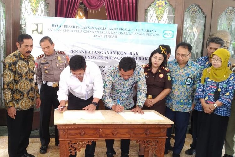 Penandatanganan kontrak pekerjaan pembangunan flyover Purwosari di Loji Gandrung Solo, Jawa Tengah, Rabu (8/1/2020).