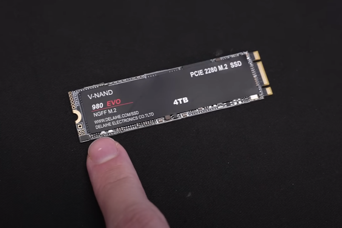 SSD Samsung palsu yang diselidiki oleh Roman Hartung dalam videonya 