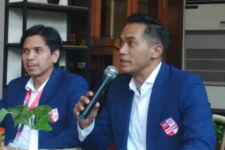 Ketua Umum  PB PRSI, Anindya Bakrie (kanan) dan Wakil ketua Umum Harlin E. Rahardjo