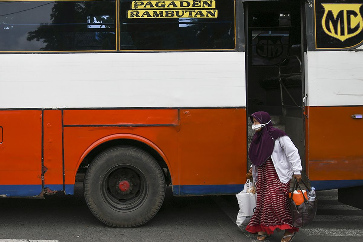 Penumpang tiba di Terminal Kampung Rambutan, Jakarta, Minggu (3/1/2021). Berdasarkan data Dishub Terminal Kampung Rambutan per tanggal 2 Januari 2021 jumlah penumpang bus yang tiba di Jakarta sebanyak 34.220 penumpang, sementara pemudik yang diberangkatkan menuju luar Jakarta melalui Terminal Kampung Rambutan sebanyak 15.059 penumpang.