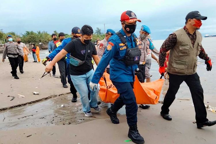 Petugas gabungan melakukan evakuasi mayat di Pantai Melawai