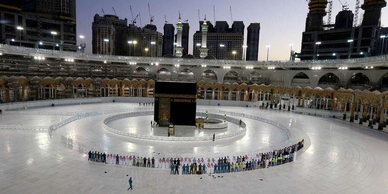 Suasana shalat tarawih yang digelar terbatas bagi petugas setempat di depan Kakbah, Masjidil Haram, Mekah, Arab Saudi, pada hari pertama bulan suci Ramadhan di tengah pandemi virus corona (Covid-19), Jumat (24/4/2020). Di tengah pandemi Covid-19, Ramadhan tahun ini berlangsung dengan suasana sepi, berbeda dengan tahun-tahun sebelumnya.