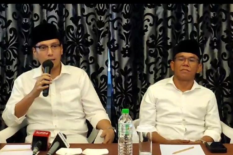 Bakal Calon Wali Kota Medan, Rico Waas (kanan) dan wakilnya Zakiyuddin (kiri) saat memberikan keterangan pers di Hotel Grand Aston Medan, Rabu (3/7/2024)