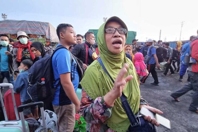 Wisatawan asal Solo, Susini (62) menceritakan pengalamannya saat terjebak di Karimunjawa bersama rombongannya, Rabu (29/12/2022).