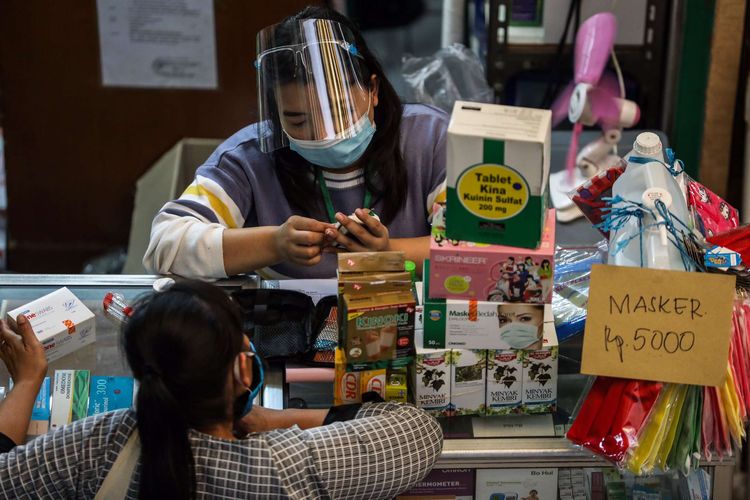 Aktvitas warga di Pasar Pramuka yang telah dibuka kembali di Jakarta Timur, Selasa (14/7/2020). Pengelola Pasar Pramuka menutup sementara pasar tersebut dari Sabtu (11/7) hingga Senin (13/7) menyusul satu orang pedagang terkonfirmasi positif COVID-19 setelah melakukan tes usap secara mandiri.