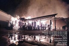Kebakaran Gudang Kertas di Kudus: Petugas Kesulitan Padamkan Api, Kerugian Capai Rp 17 Miliar