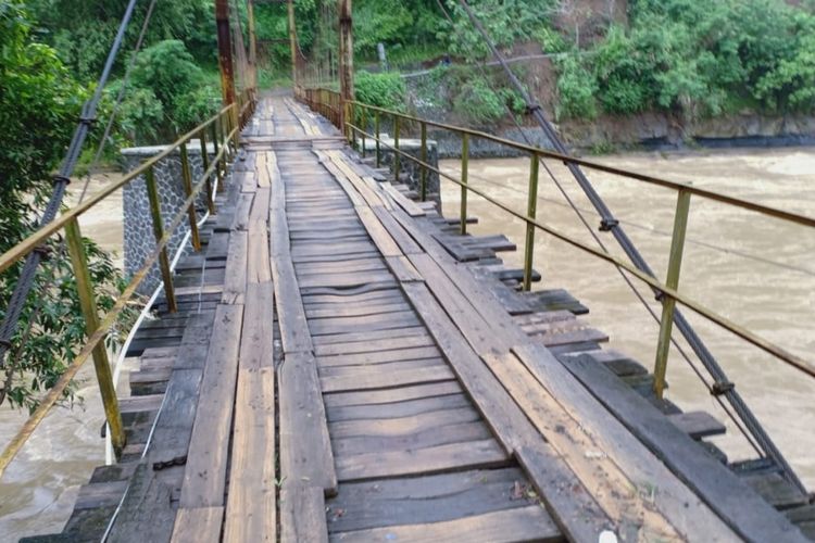 Jembatan Lalay di atas sungai Cimandiri, Desa Bantarkalong, Kecamatan Warungkiara, Sukabumi, Jawa Barat, Sabtu (13/11/2021)