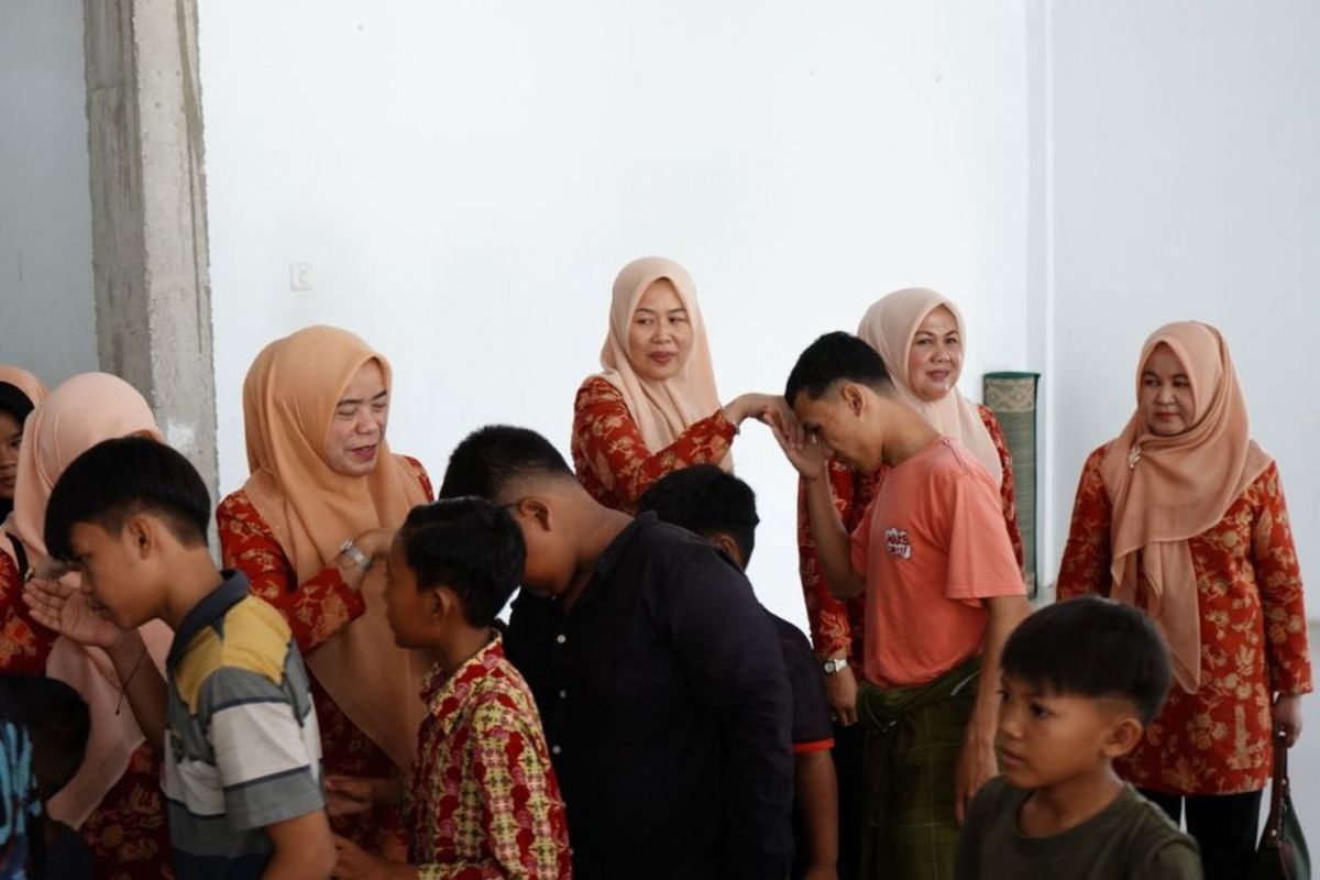 Darma Wanita Persatuan (DWP) Provinsi Riau menggelar bakti sosial dan penyerahan sembako di Panti Asuhan Ar-Rahim, Jalan Surya Garuda Sakti, Pekanbaru, Kamis (6/11/2025). 
