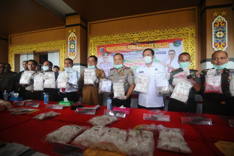 Jajaran Direktorat Narkoba Polda Kalsel, berhasil menangkap seorang bandar narkotika jaringan internasional dengan barang bukti 28 kilogram sabu dan 9.143 butir ekstasi, Senin (20/1/2020).