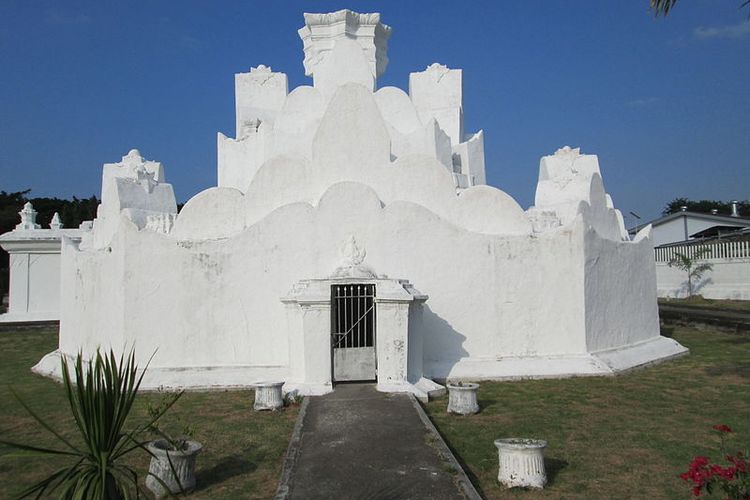 Taman Putroe Phang yang dibangun Sultan Iskandar Muda, pendiri sekaligus raja pertama Kerajaan Aceh (Kesultanan Aceh), untuk Putri Phang (Putri Kamilah), permaisuri yang dipersuntingnya dari Kerajaan Pahang Malaysia.