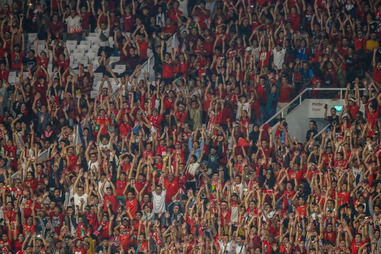 Pendukung timnas Indonesia saat pertandingan persahabatan Indonesia melawan Islandia di Stadion Gelora Bung Karno, Jakarta, Minggu (14/1/2018). Indonesia kalah 1-4 melawan Islandia.