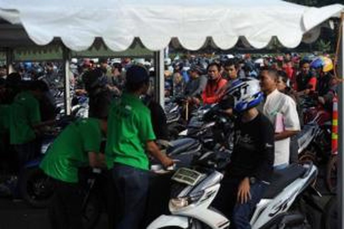 Perusahaan aplikasi pemesan layanan ojek GrabBike merekrut mitra pengendara di Plaza Barat, Gelora Bung Karno, Senayan, Jakarta, Rabu (12/8/2015). Saat ini layanan ojek yang aman dan nyaman menjadi transportasi andalan masyarakat untuk menembus kepadatan lalu lintas Jakarta.