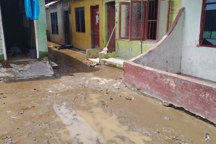 Sungai Deli Meluap, Warga Medan Ramai-ramai Mengungsi di Pinggir Jalan