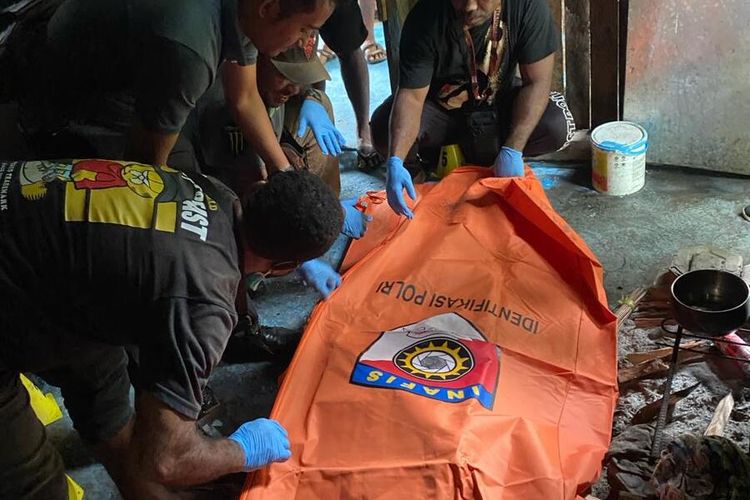 Satuan Reserse Kriminal Polres Jayapura melakukan evakuasi jenazah korban dugaan penganiayaan hingga tewas di lokasi wisata Kali Bak, Kampung Harapan, Distrik Sentani Timur, Kabupaten Jayapura, Papua, Senin (8/4/2024).