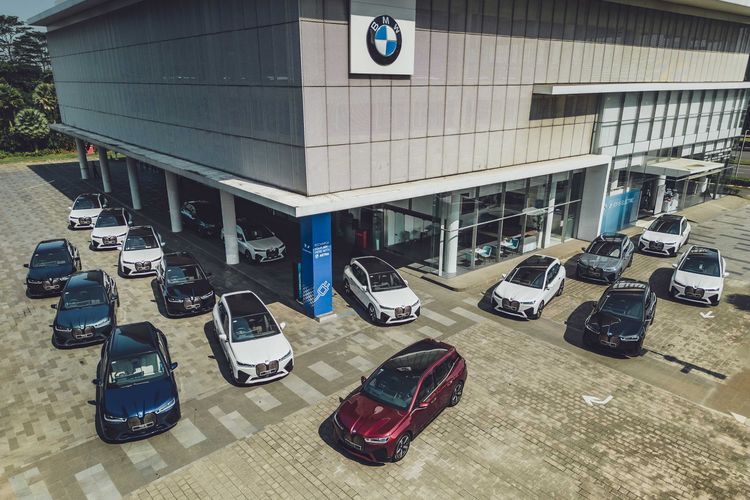 BMW Astra melakukan serah terima sebanyak 17 unit mobil listrik BMW iX xDrive40 serentak kepada pemilik pertama kdi Indonesia, Selasa (21/3/2023).