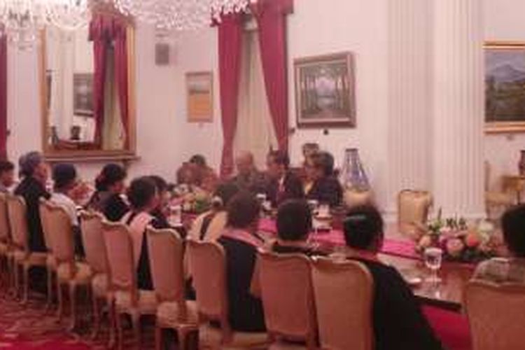 Presiden Joko Widodo menerima kelompok Kartini Kendeng di Istana Negara,
Jakarta, Selasa (2/8/2016).

________________________________
Ican Ihsanuddin | 766C8556 | 08992286042 /082186970589
