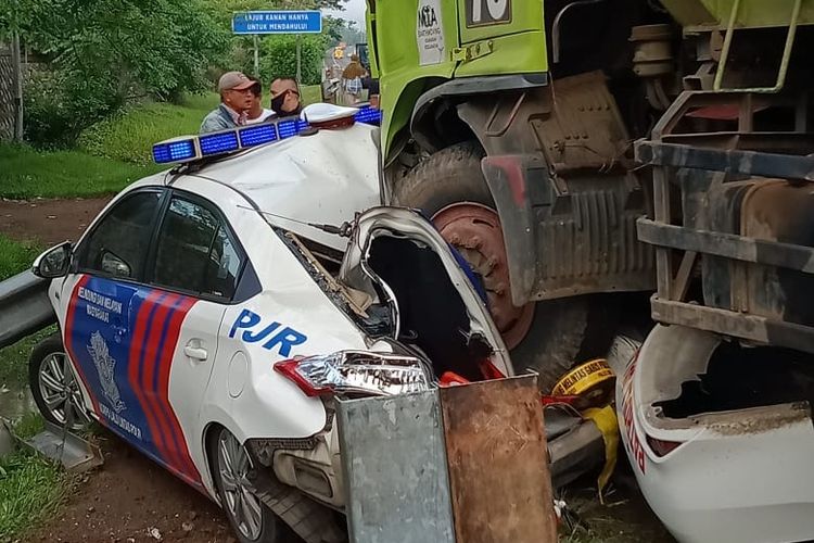 Mobil PJR Kakorlantas Polri di tabrak truk di tol Tangerang Merak