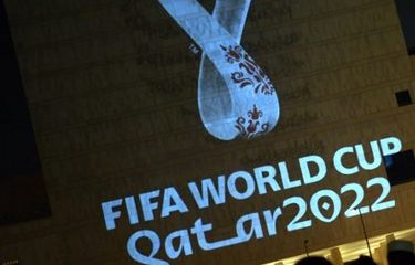 Logo Piala Dunia 2022 terlihat di salah satu bangunan di Qatar. Pesta sepak bola terakbar itu bakal berlangsung mulai Minggu (20/11/2022). Opening ceremony atau upacara pembukaan Piala Dunia 2022 bakal digelar di Stadion Al Bayt dengan salah satu penampilnya adalah member BTS, Jeon Jung-kook alias Jungkook.